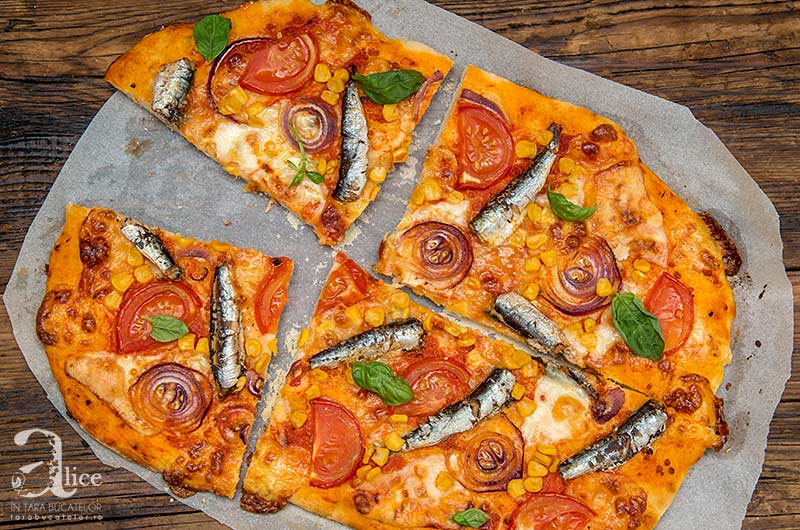 Pizza cu sardine si porumb
