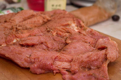 Spata de porc rulata si aromata, in cuisoare atarnata