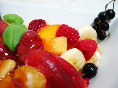 Salata de fructe cu serbet de lamaie si busuioc