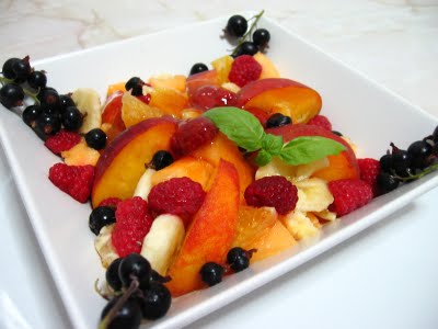 Salata de fructe cu serbet de lamaie si busuioc