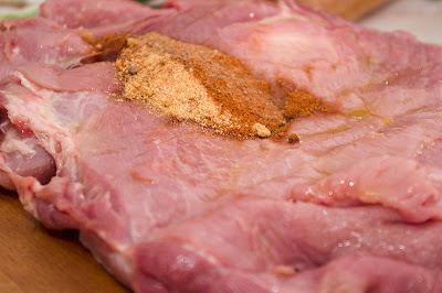 Spata de porc rulata si aromata, in cuisoare atarnata