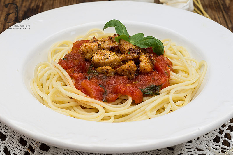 Paste cu pui condimentat si sos de rosii - Retete culinare din Tara ...